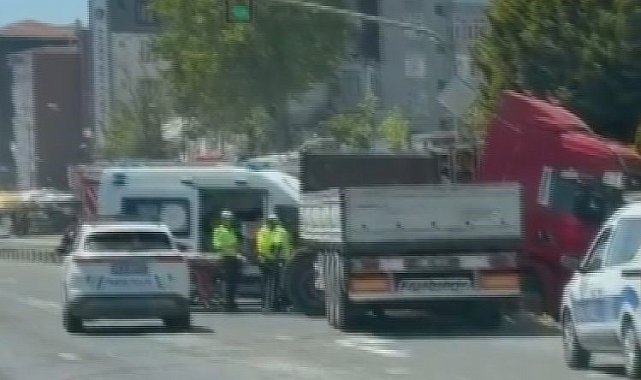 Silivri'de bariyere çarpan TIR'ın şoförü öldü