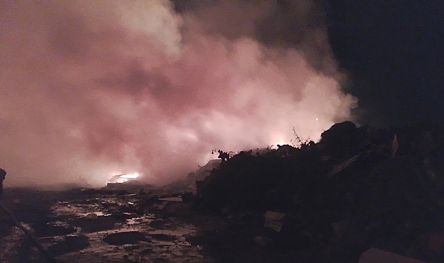 Silivri'de hurdaların depolandığı alanda çıkan yangın söndürüldü