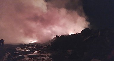 Silivri'de hurdaların depolandığı alanda çıkan yangın söndürüldü
