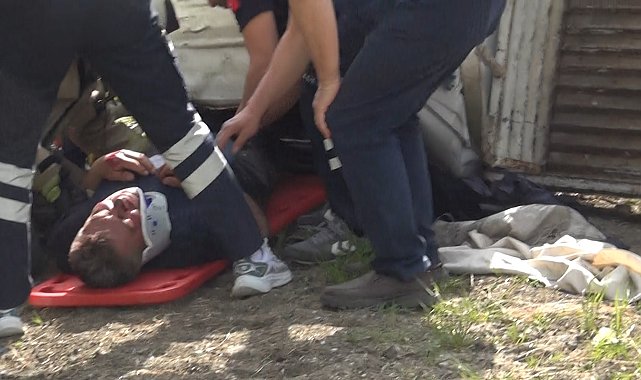 Silivri'de şoförü direksiyon başında bayıldı; kamyonet refüje çarparak takla attı