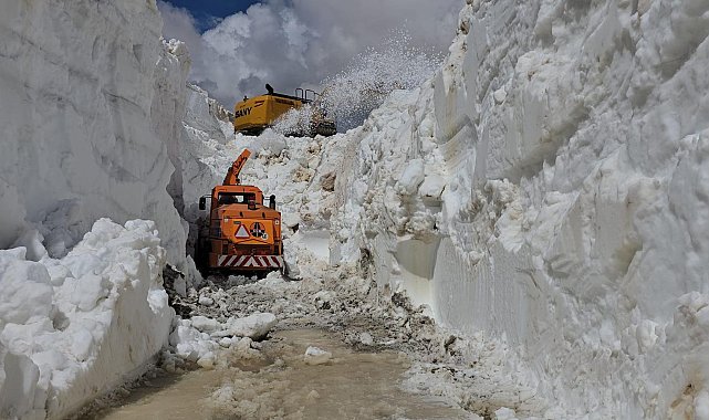 Şırnak'ta 7 metreyi aşan karla mücadele