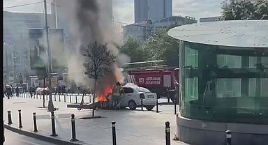 Şişli'de otomobilin alev alev yandığı anlar kamerada