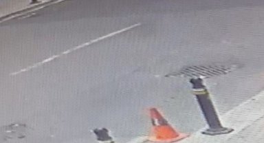 Şişli'de yolun karşısına geçen kişiye motosiklet çarptı; kaza kamerada