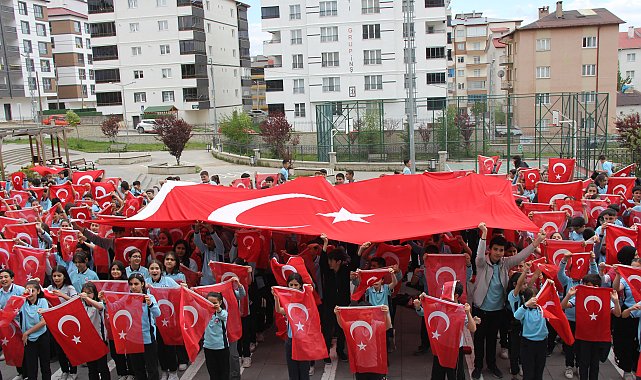 Sivas'ta 850 öğrenciden Türk bayraklı gösteri
