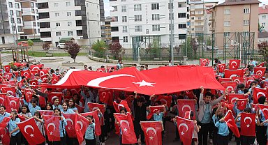Sivas'ta 850 öğrenciden Türk bayraklı gösteri