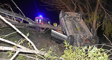 Sivas'ta otomobil yol kenarındaki ağaca çarpıp devrildi: 1 ölü, 4 yaralı