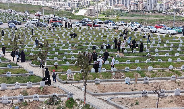 Sivas'ta Yukarı Tekke Mezarlığı'nda 'arife' yoğunluğu