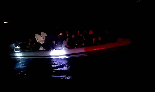 Sürüklenen lastik bottaki 35 kaçak göçmen kurtarıldı