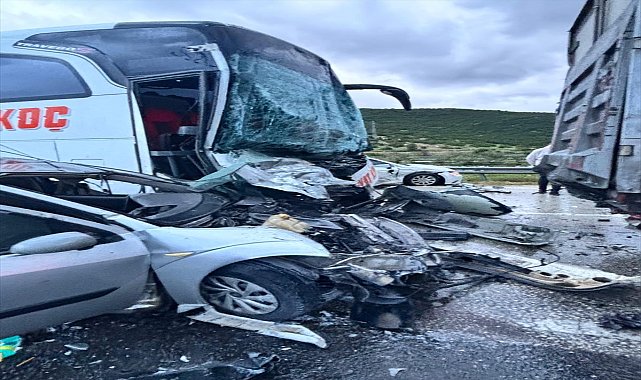 TAG Otoyolu'ndaki zincirleme trafik kazasında 1'i ağır 5 kişi yaralandı