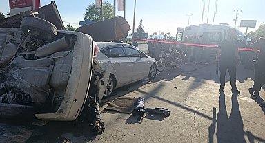 Takla atan otomobil bankta oturan iki kardeşe çaptı: 6 yaralı