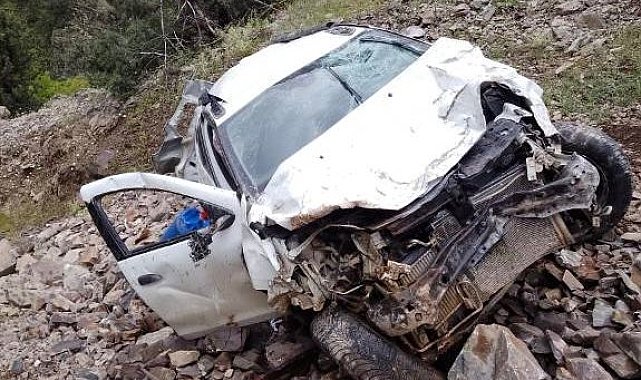 Taklalar atarak uçuruma yuvarlanan otomobilden yaralı kurtuldu