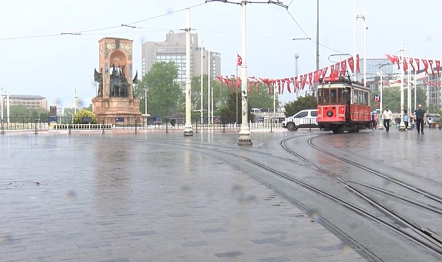 Taksim'de yağmura yakalananlar çanta ve kartonla korunmaya çalıştı