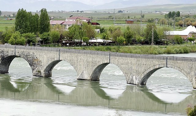 Tarihi Murat Köprüsü ve Sultan Alparslan Parkı bu bayram boş kaldı