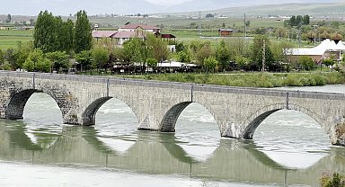 Tarihi Murat Köprüsü ve Sultan Alparslan Parkı bu bayram boş kaldı