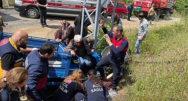 Tarım aracı, elektrik direğine çarpıp devrildi: 2'si ağır 6 yaralı