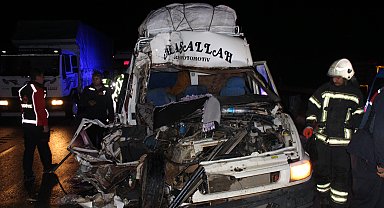 Tarım işçilerini taşıyan minibüs TIR'a arkadan çarptı: 12 yaralı