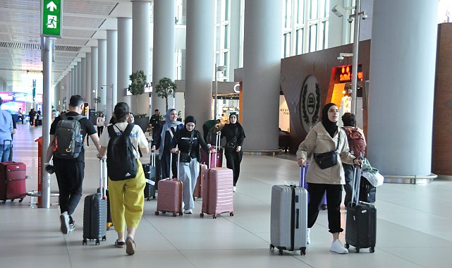Tatilcilerin dönüşü başladı; İstanbul'daki havalimanlarında 2 bin 470'in üzerinde uçuş bekleniyor