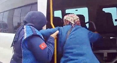 Tekerlekli sandalyesinin aküsü biten hasta kadını zabıta ekipleri hastaneye ulaştırdı
