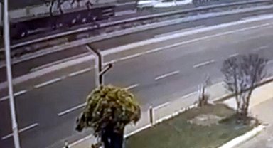Tekirdağ'da 3 aracın karıştığı zincirleme kaza kamerada, sürücü yaralı