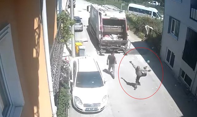 Temizlik görevlilerinin buldukları topla futbol oynadığı anlar kamerada