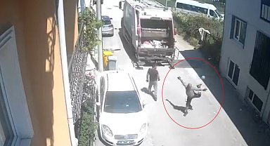 Temizlik görevlilerinin buldukları topla futbol oynadığı anlar kamerada