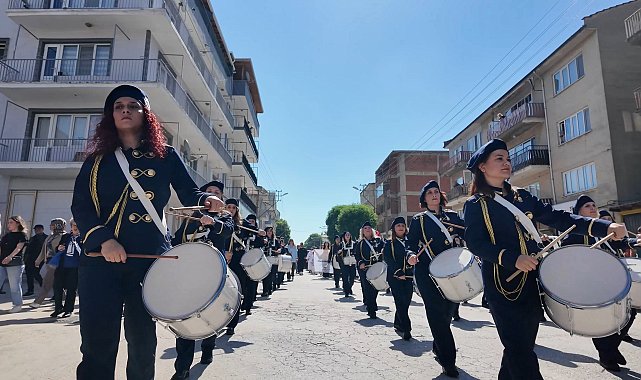 Terzisinden pazarcısına, kuaföründen muhtarına 40 kadın bir araya gelip, belediyenin bando takımını kurdu
