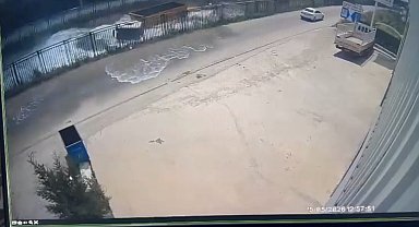 TIR, sulama kanalına düştü; kaza kamerada