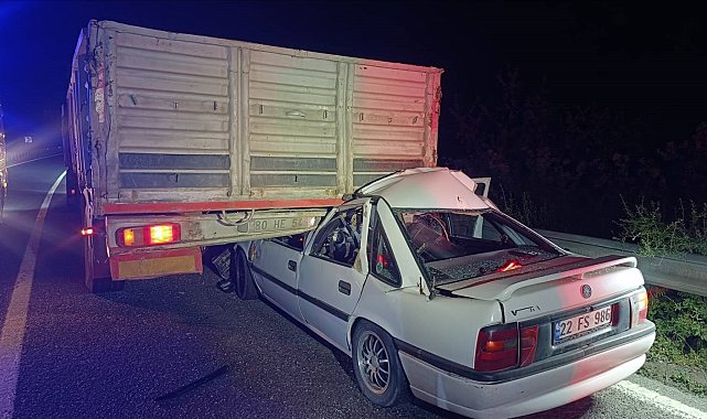 TIR'a çarpan otomobilin sürücüsü öldü, 1 ağır yaralı