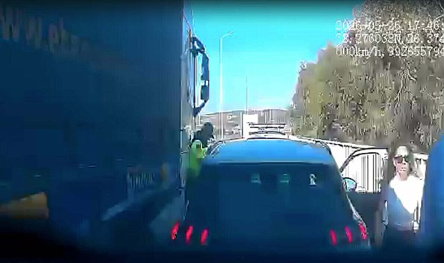 TIR'ın çarptığı uzman çavuş yaralandı; kaza kamerada