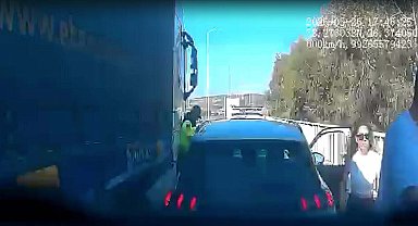 TIR'ın çarptığı uzman çavuş yaralandı; kaza kamerada