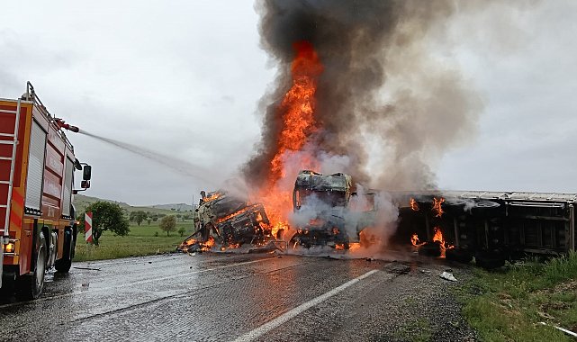 TIR'lar kafa kafaya çarpışıp alev aldı; şoförleri ağır yaralandı