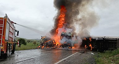 TIR'lar kafa kafaya çarpışıp alev aldı; şoförleri ağır yaralandı
