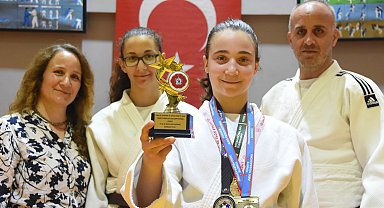 Tokalaştığı antrenörün gücünü fark edip tavsiyesiyle judoya başlayan Elif'ten 'altın' başarı