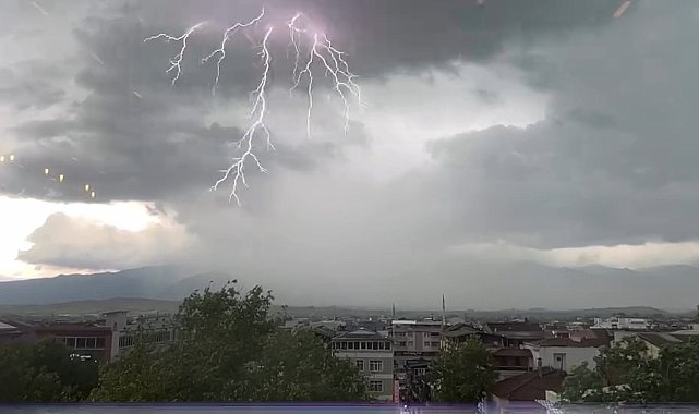 Tokat'ta peş peşe düşen yıldırımlar kameraya yansıdı
