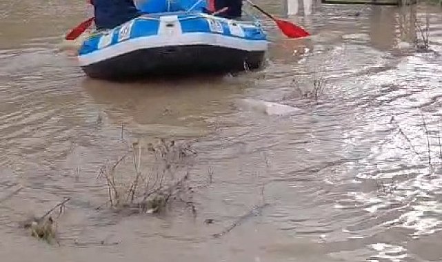 Tokat'ta su basan evlerinde mahsur kalanları AFAD botla kurtardı