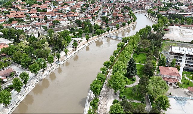 Tokat'ta taşkın riskine karşı dev kayalarla 9 kilometrelik set çekildi