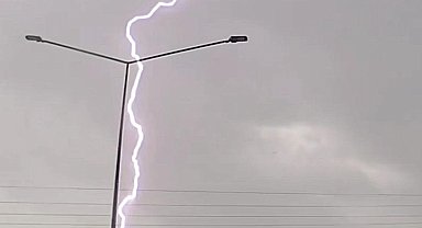 Tokat'ta yıldırımın ağaçlık alana düşme anı kamerada