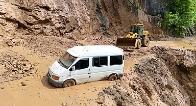 Trabzon'da heyelan; minibüsteki 3 kişi son anda kurtuldu