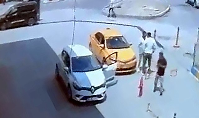 Trafikte tartıştığı taksiciyi takip edip, bıçakladı; olay kamerada