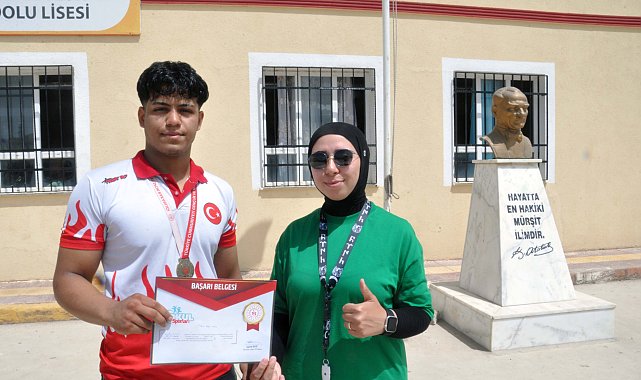 Türkiye şampiyonu, okulunda davul zurna ile karşılandı
