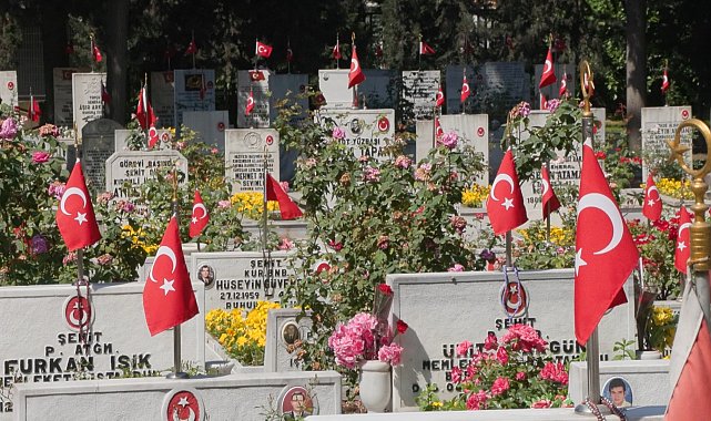 Vali Gül, Edirnekapı Şehitliği'ni ziyaret etti
