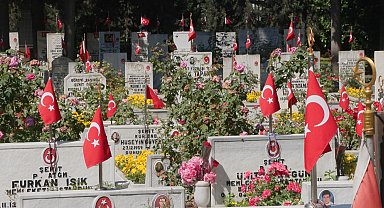 Vali Gül, Edirnekapı Şehitliği'ni ziyaret etti