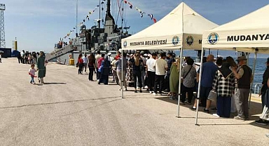 Vatandaşlar görmek için sıraya girdi