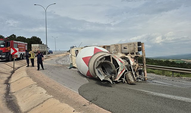 Virajda devrilen beton mikserinin sürücüsü yaralandı