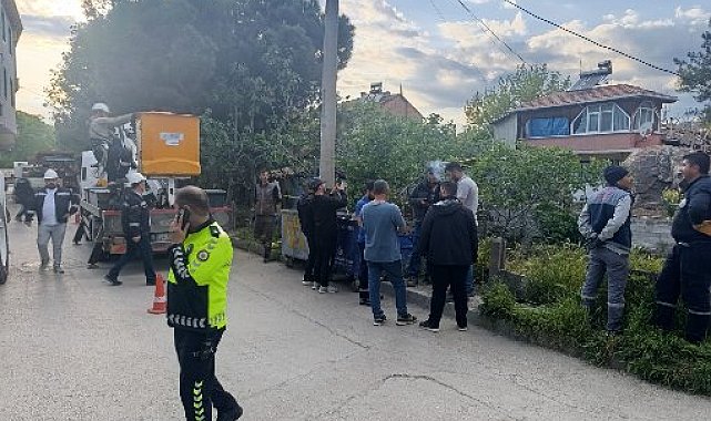 Yamaçtan kopan kaya parçaları evi kullanılamaz hale getirdi
