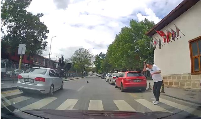 Yaya geçidinde 2 kişiye otomobilin çarptığı kaza kamerada