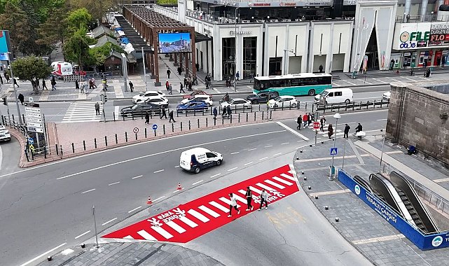 Yaya ölümlerine dikkat çekmek için halıdan 'yaya yolu' yaptı