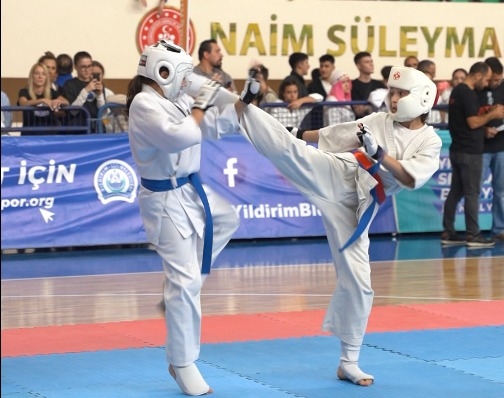 Yıldırımlı karatecilerden madalya yağmuru