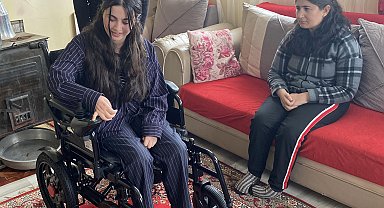Yıllardır tek sandalyeyi kullanan kardeşler, hediye edilen akülü sandalyeyi de dönüşümlü kullanacak