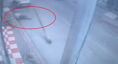 Yolda yürürken üzerine direk devrildi; o anlar kamerada
